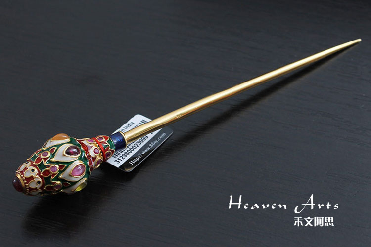 它以镏金编织成欧式风格的花纹,再镶嵌大颗的宝石,极尽典雅,华丽.