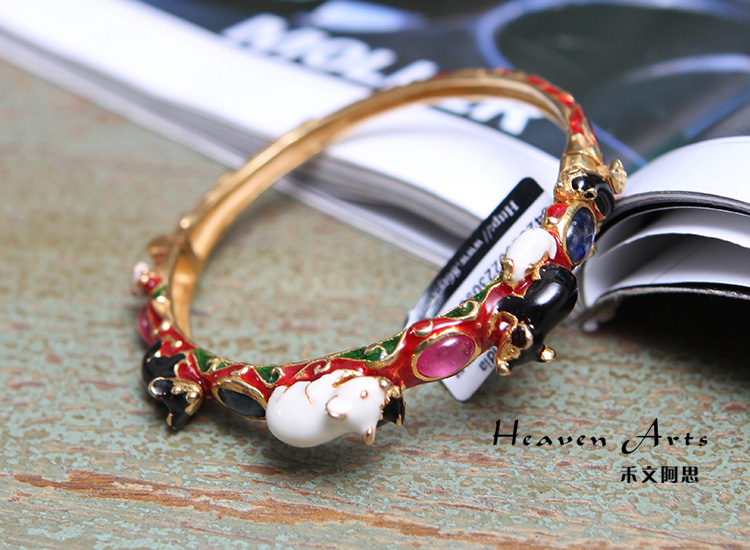 佩戴饰品用英语怎么说?-饰品 用英语怎么说。