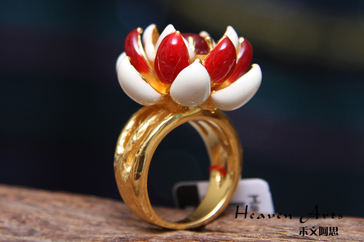 它以镏金编织成欧式风格的花纹,再镶嵌大颗的宝石,极尽典雅,华丽.